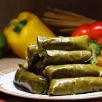 دلمه برگ مو پیچیده شده آماده طبخ