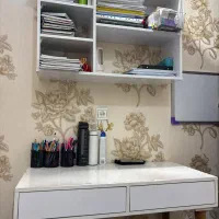 میز تحریر و کتابخونه در حد نو