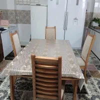 یک عدد میز نهار خوری