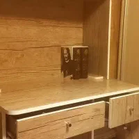 یک جفت میز تحریر MDF شلف‌بندی شده