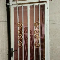 درب و پنجره در حد نو رنگ شده با شیشه رفلکس