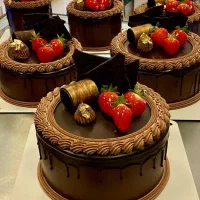 به دو نیرو آقا جهت کار در کارگاه قنادی نیازمندیم