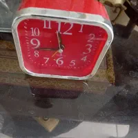 تعدادی ساعت  رومیزی و...