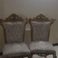 دو عدد مبل سلطنتی تکی و یک میز کوچک شیشه ای