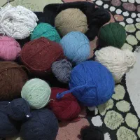 مقداری نخ قالی