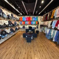 فروشنده خانم و ادمین حضوری خانم