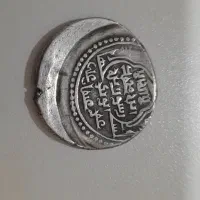 سکه نقره‌ قدیمی با نقش و خط عربی کلکسیونی