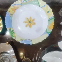 تعدادی ظرف و ظروف پذیرایی