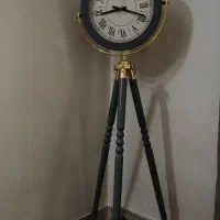 ساعت سه پایه ایستاده