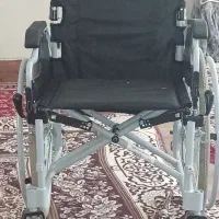ویلچر ساده تمیز و تاشو