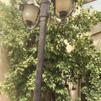 یک جفت چراغ پایه بلند فلزی مخصوص حیاط