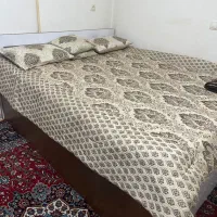 تخت ب همراه تشک و روتختی