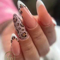 خدمات کاشت و ترمیم حرفه ای ناخن در عمارت CIP رزت