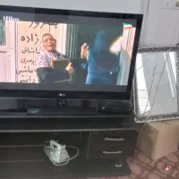 Lcd ۴۳ اینچ LG در حد نو با میزش