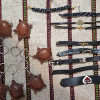 آیینه و جاسوییچی و دستبند  چرم