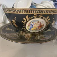 تعدادی چینی سرمه‌ای طلاکوب