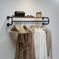 همکار خانم برای بازاریابی پوشاک زنانه