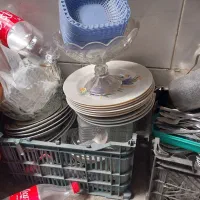 مفداری ظروف بشقاب لیوان قاشق پارچ آب وغیرو