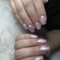 مدل برای کاشت ناخن