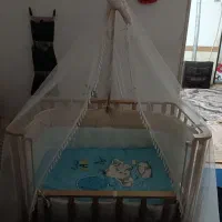 تخت نوزادی کنارمادر ب همراه کالسکه