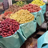 بساط زن میوه فروشی