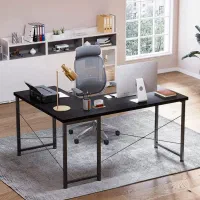 میز کار و کامپیوتر