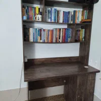 میز تحریر و کتابخانه