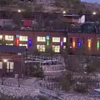 کارگر فنی و آچار بدست در مجتمع گردشگری نزدیک قزوین