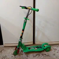۲عدد اسکوتر یکی سبز یکی قرمز