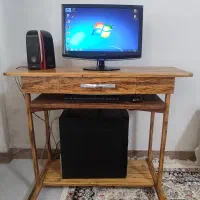 میز و کامپیوتر