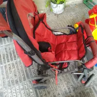 یک عدد کالسکه به رنگ قرمز مشکی چهارتا چرخشم سالمه