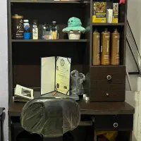 کتابخونه و میز گیمینگ و کامپیوتر