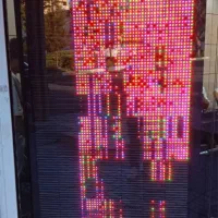 تابلو LED به ارتفاع دو متر نیازمند تعمیر