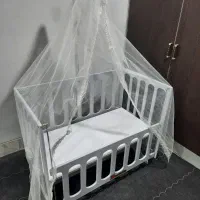 تخت نوزاد کنار مادر