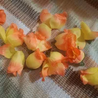 تعدادی گل مصنوعی