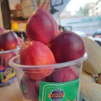 کارگر میوه فروش برای شیفت شب در مغازه شبانه روزی