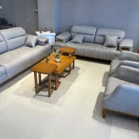 فروشنده خانم خوش برخورد با ظاهری اراسته