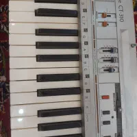 یکدستگاه ارگ کاسیو به همراه دو عدد پایه دوربین