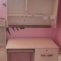 میز تحریر و کتابخانه