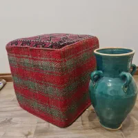 یک عدد پاف  رویه فرش  سنتی و یک کوزه سفالی