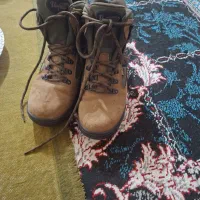 به جفت کفش کوهنوردی به فروش می‌رسد