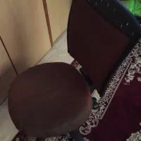 صندلی اداری و کامپیوتر