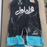 لباس و کفش کشتی در حد نو