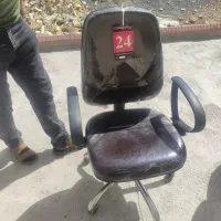 تعدادی صندلی اداری گردان و پایه ثابت در حد نو