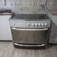 یه اجاق گاز فردار نو با یه عدد بوفه چوبی سالم و نو