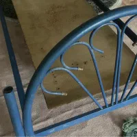 دور تخت فلزی