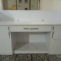 یه تعداد قفسه چوبی