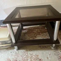 میز قهوه ای و وسایل دیگر