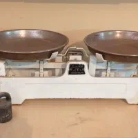 ترازوی دو کفه ای ۲۰ کیلویی عتیقه|کلکسیون اشیاء عتیقه|سمنان, |دیوار