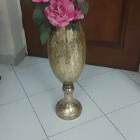 گلدان جام طلایی با دو دسته گل